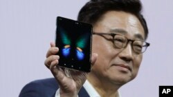 DJ Koh, predsjednik i izvršni direktor za informacione tehnologije i mobilne komunikacije kompanije Samsung drži novi pametni telefon te firme Samsung Galaxy Fold tokom predstavljanja u San Franciscu 