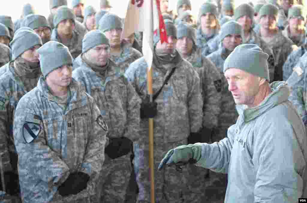 2013年1月25日，美國陸軍第二步兵師師長卡登少將在韓國抱川對部下官兵講話。（美國之音赫爾曼拍攝）