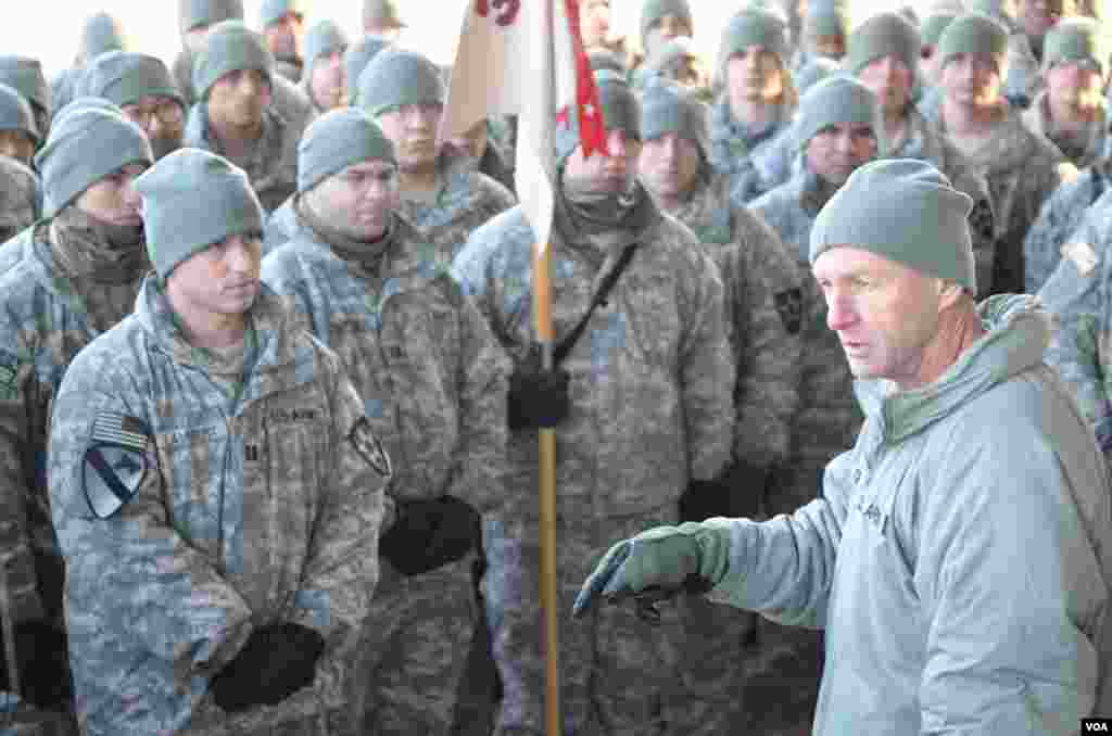 The commander of the US Army's 2nd Infantry Division, Maj. Gen. Edward Cardon, speaking to some of his soldiers, Pocheon, South Korea, January 25, 2013. (S. Herman/VOA) 