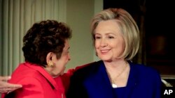 La ex secretaria de Estado de EE.UU., Hillary Clinton, saluda a la ex secretaria de Vivienda, Donna Shalala minutos antes de ofrecer su discurso el lunes durante un foro de mujeres en Nueva York.