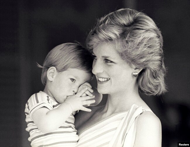 Hoàng tử Harry trong vòng tay mẹ, công nương Diana, tại cung điện Marivent ở Mallorca, Tây Ban Nha, ngày 9/8/1988.