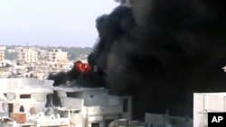 정부군의 포격으로 검은 연기가 치솟는 시리아 홈즈시
