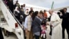 Le pape François accueille des migrants au Vatican