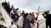 Папа Франциск привіз з грецького острова кілька родин мігрантів