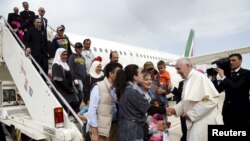 Papa Francisco leva refugiados ao Vaticano