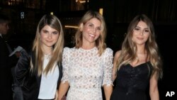 Nữ diễn viên Lori Loughli (giữa) cùng hai con gái Isabella Rose Giannulli và Olivia Jade Giannulli.