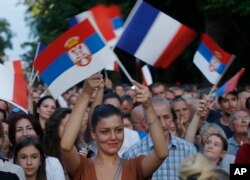 Okupljeni građani mašu zastavama Francuske i Srbije, tokom posete francuskog predsednika Emanuela Makrona Beogradu, 15. jula 2019.