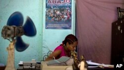 Una mujer trabaja en una oficina del gobierno en La Habana, Cuba, el 17 de abril de 2019.