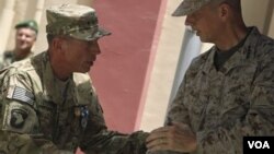 Los generales Petraeus y Allen durante la ceremonia de cambio de mando en Kabul.