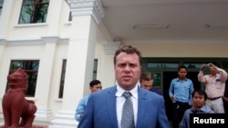 Russian real estate tycoon Sergei Polonsky leaves the Appeals Court after a hearing in Phnom Penh, Jan. 9, 2014. 