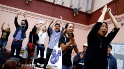 香港选民在他们支持的一名民主派候选人在区议会选举中获胜后鼓掌欢呼。（2019年11月25日）