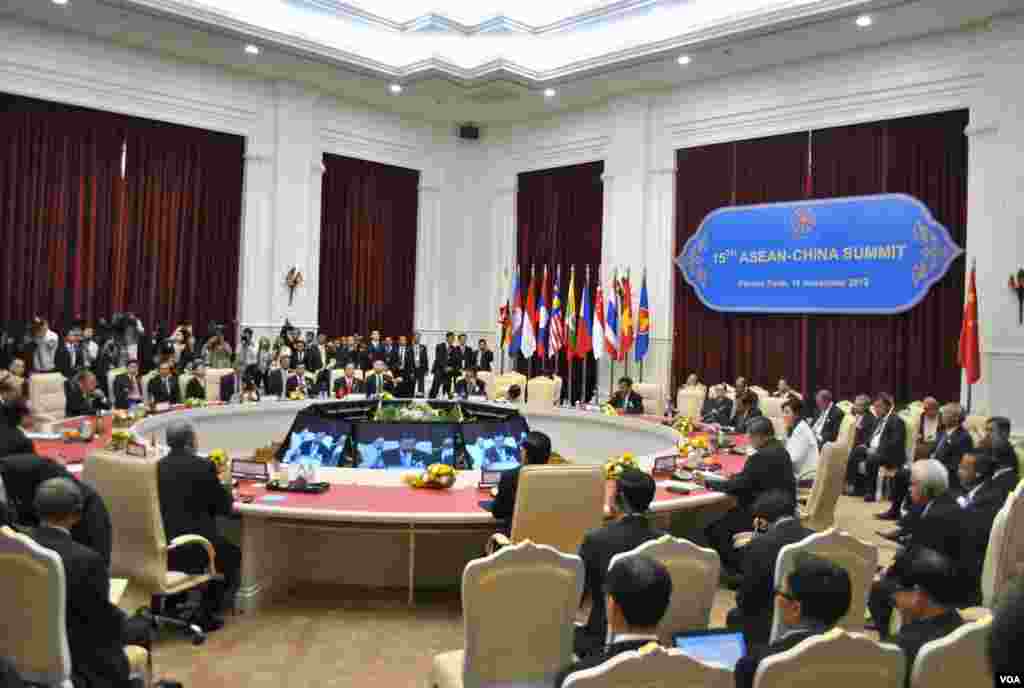 Chinese and ASEAN leaders attend the 15th ASEAN-China Summit in Phnom Penh's Peace Palace, Cambodia, November 19, 2012. (VOA Khmer/Sophat Soeung)