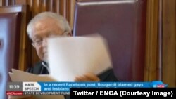 Un juge condamne le pasteur Oscar Bougardt à 30 jours de prison avec sursis pour des propos jugés homophobes contre les homophobes, dans une image de la chaine eNCA, Cap, 8 mai 2018. (Twitter/ENCA)