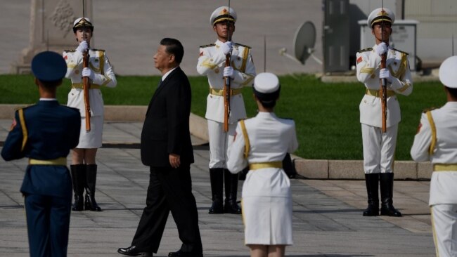 中国领导人习近平在天安门广场举行的献花仪式中走向人民英雄纪念碑。(法新社 2020年9月30日)
