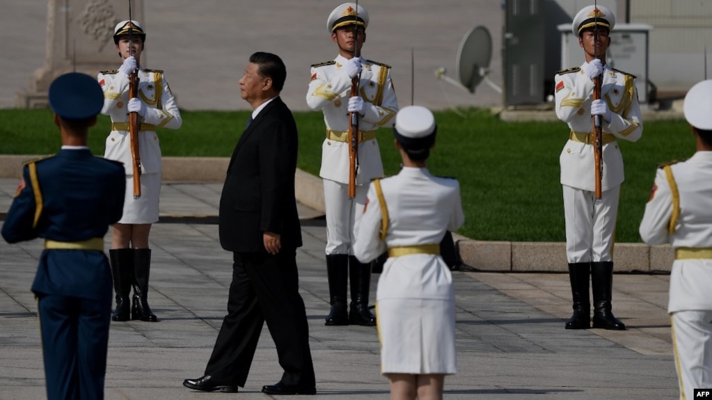 中国领导人习近平在天安门广场举行的献花仪式中走向人民英雄纪念碑。(2020年9月30日)