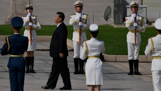 中国领导人习近平在天安门广场举行的献花仪式中走向人民英雄纪念碑。（2020年9月30日）