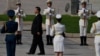 中国领导人习近平在天安门广场举行的献花仪式中走向人民英雄纪念碑。（2020年9月30日）