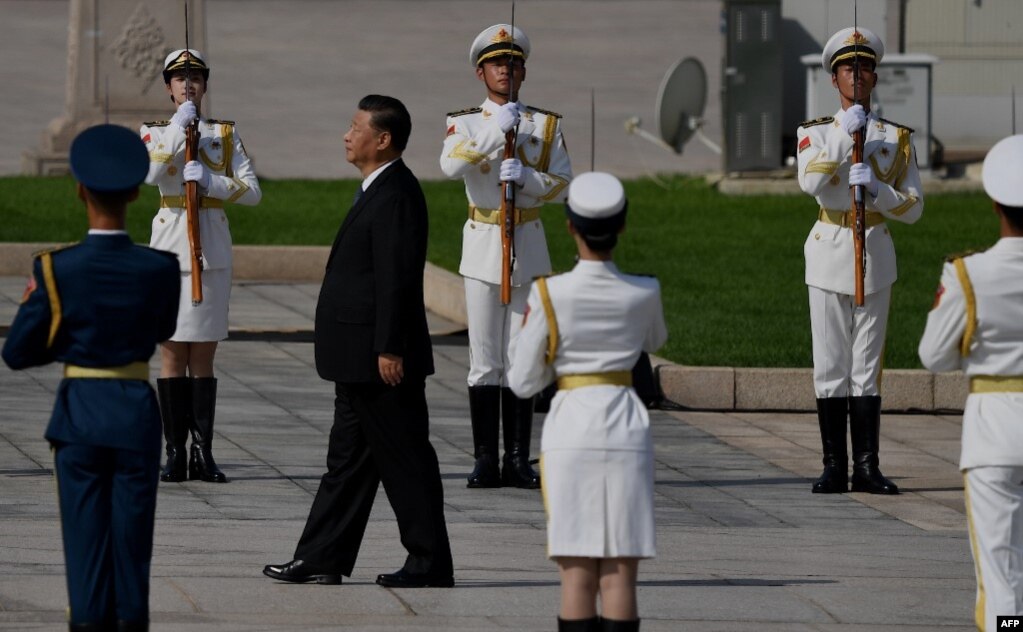 中国领导人习近平在天安门广场举行的献花仪式中走向人民英雄纪念碑。（2020年9月30日）(photo:VOA)