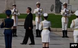 中國領導人習近平在天安門廣場舉行的獻花儀式中走向人民英雄紀念碑。（2020年9月30日）