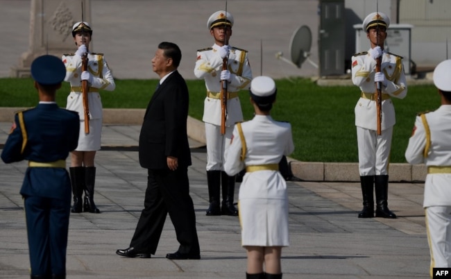 中国领导人习近平在天安门广场举行的献花仪式中走向人民英雄纪念碑。（2020年9月30日）