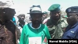 Le seigneur de guerre Gédéon Kyungu Mutanga vient de se rendre à Lubumbashi avec une centaine de miliciens Mai Mai Bakata Katanga, Haut-Katanga, RDC, 11 octobre 2016. VOA/Narval Mabila