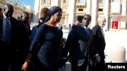 Zimbabwe's President Robert Mugabe (2nd R) and his wife Grace arrive to attend a mass for the beatification of former pope Paul VI in St. Peter's square at the Vatican, Oct. 19, 2014.