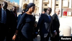 FILE: Zimbabwe's President Robert Mugabe (2nd R) and his wife Grace arrive to attend a mass for the beatification of former pope Paul VI in St. Peter's square at the Vatican, Oct. 19, 2014.