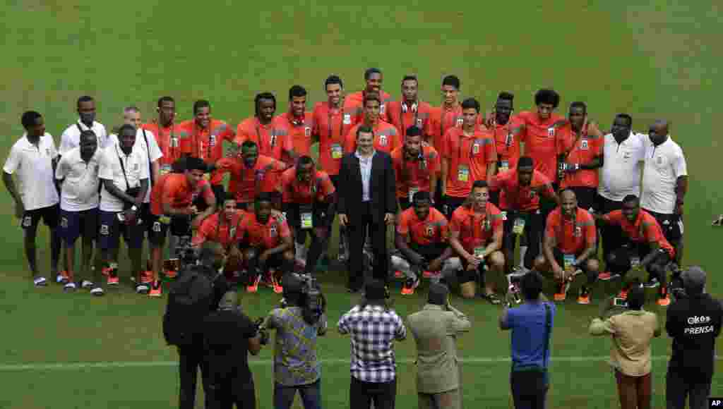 L&#39;équipe de la Guinée équatoriale pose pour les photographes lors de la visite du stade avant l&#39;ouverture de la Coupe d&#39;Afrique