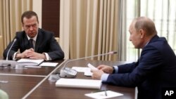 드미트리 메드베데프(왼쪽) 러시아 총리가 지난달 모스크바 근교 노보 오가료보 별장에서 블라디미르 푸틴 대통령과 경제개발 전략 관련 논의를 진행하고 있다. 