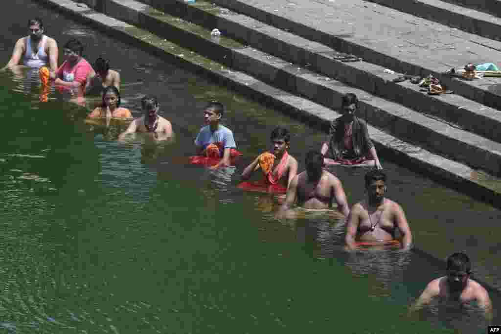 ممبئی میں کچھ ہندو عقیدت مندوں نے سورج گرہن کے دوران سمندر کے پانی میں &quot;اسنان&quot; یعنی غسل بھی کیا اور خصوصی عبادات کیں۔