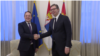 Novi evropski komesar za proširenje Oliver Varhelji sa predsednikom Srbije Aleksandrom Vučićem, Foto: VOA 