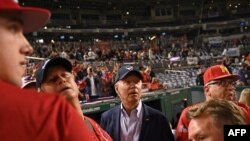 Predsednik Džo Bajden na bejzbol utakmici američkih kongresmena na stadionu vašingtonskog bejzbol tima Nešnals, 29. septembra 2021.