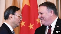 Mokambi ya mambi matali bikolo bya bapaya ya Etats-Unis, Secrétaire d’Etat Mike Pompeo na moyi bureau politiki ya parti communiste ya Chine Yang Jiechi na Washington, Etats-Unis, 9 novembre 2018.