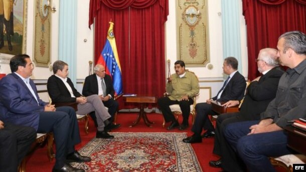 Junto al presidente venezolano estaban el vicepresidente, Tareck El Aissami; el ministro de Educación, Elías Jaua; y el alcalde del municipio caraqueño Libertador, Jorge Rodríguez, todos ellos delegados del Gobierno en las negociaciones.