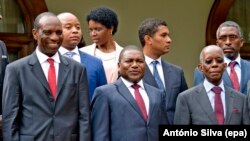 Le Président du Mozambique, Filipe Nyusi, au centre, entouré de son nouveau Premier ministre, Carlos Agostinho do Rosário, à gauche, et du ministre de l'Economie, Adriano Maleiane, à droite, après la cérémonie de la prestation de serment du nouveau gouvernement du Mozambique, à Maputo, 19 janvier 2015. epa/ ANTONIO SILVA