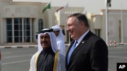 Le secrétaire d'Etat américain aux Mike Pompeo, salué par le chef de la diplomatie du Qatar, Ahmed bin Hassan Al Hammadi, à son arrivée à l'aéroport international de Doha, dans la capitale qatari, à Doha, le dimanche 13 janvier 2019. (Andrew Caballero -Reynolds / Photo de la pisc