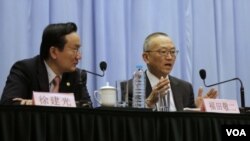 世界衛生組織主管衛生安全和環境事務高級官員福田敬二2013年4月22日在上海舉行 的新聞記者會上回答問題
