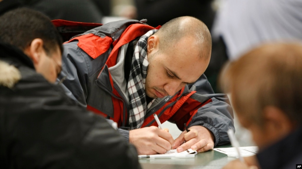 资料照片：美国加州的失业人员正在填写失业保险救助申领表格。（2010年1月23日）(photo:VOA)
