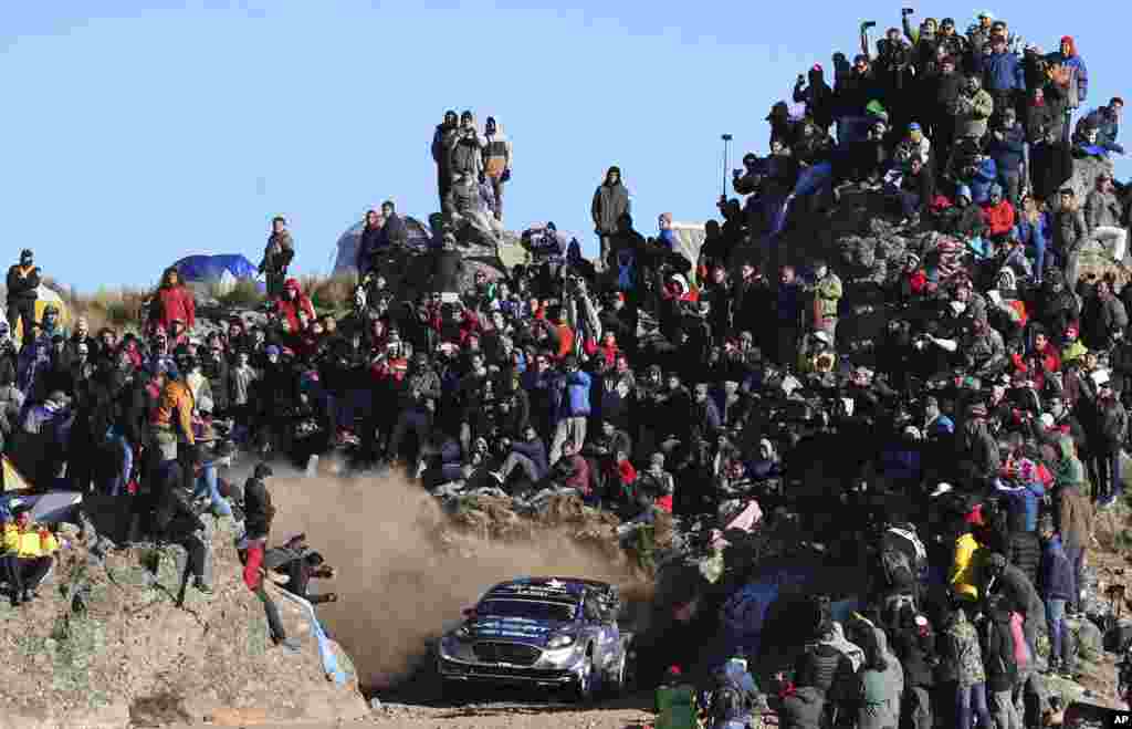 Pembalap Ott Tanak dan co-driver Jarveoja Martin, keduanya dari Estonia, bersaing dengan Ford Fiesta WRC mereka dalam Kejuaraan Rally Dunia FIA di El Condor, Cordoba, Argentina, 30 April 2017.