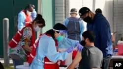 资料照片：加州医护人员正在接种新冠病毒疫苗。