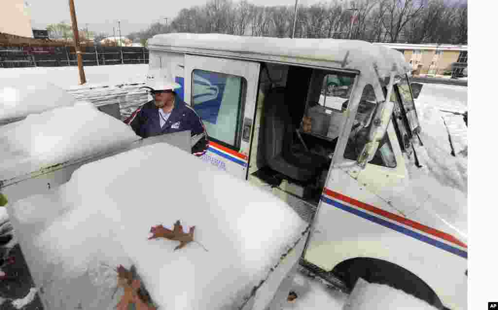 Postman Jim Doran delivers mail in Edgewood, Maryland, Dec. 9, 2013.&nbsp;