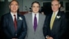 费克图（左）和道尼（右）与时任中央情报局局长特内特合影。（资料照） 