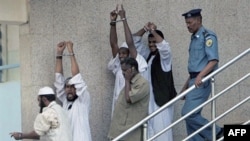 Ba trong 4 kẻ bị buộc tội giết hại giới chức Hoa Kỳ và người lái xe la ó trong lúc bị giải ra khỏi tòa án ở Khartoum ngày 24 tháng sáu, 2009