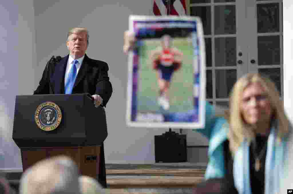 پرزیدنت ترامپ در میان سخنرانی خود درباره ضرورت ایجاد دیوار مرزی برای کاهش اعتیاد به سوزان اشاره کرد که عکسی از دخترش را در دست دارد. دختر او به خاطر اعتیاد شدید جان باخت.&nbsp;