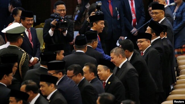 조코 위도도(위 가운데) 인도네시아 대통령이 자카르타에 있는 의사당에서 의원들과 인사하고 있다. (자료사진)