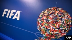 Sebuah gambar menunjukkan logo FIFA selama konferensi pers di KTT Sepak Bola Eksekutif FIFA di Istanbul. (Foto: AFP)