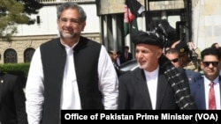 Pakistani Prime Minister Shahid Khaqan Abbasi is received by Afghan President Ashraf Ghani at the presidential place in Kabul, April 6, 2018.