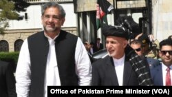 Pakistani Prime Minister Shahid Khaqan Abbasi is received by Afghan President Ashraf Ghani at the presidential place in Kabul, April 6, 2018.