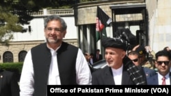 阿富汗總統加尼在總統府迎接巴基斯坦總理阿巴斯。（2018年4月6日）