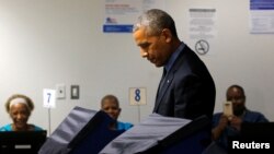 Prezidan Ameriken an Barack Obama vote nan biro vòt Cook, Chicago, Illinois, 7 October, 2016. REUTERS/Jonathan Ernst 